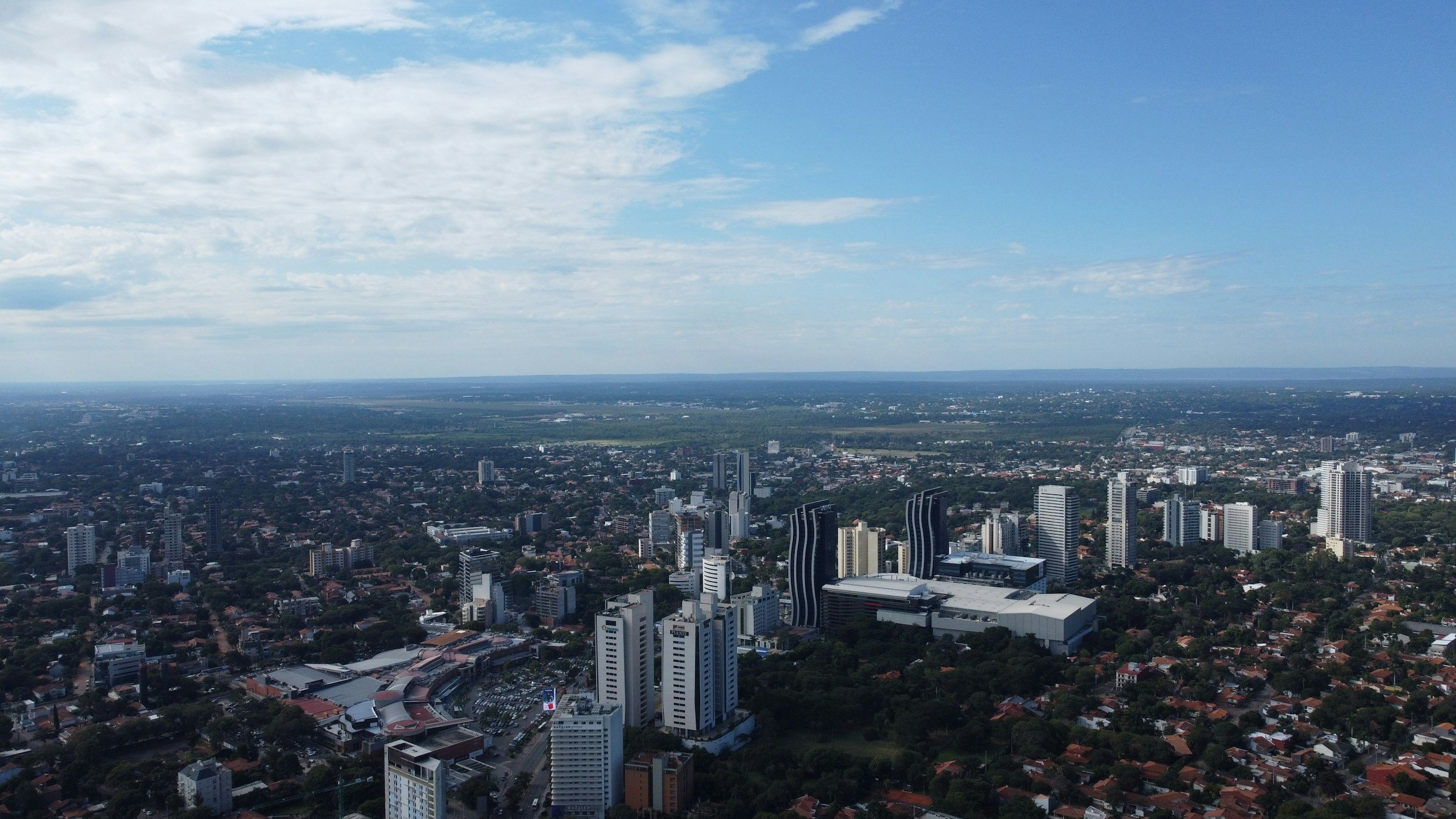 Vista aérea de Asunción, zona Paseo La Galería y Aviadores del Chaco